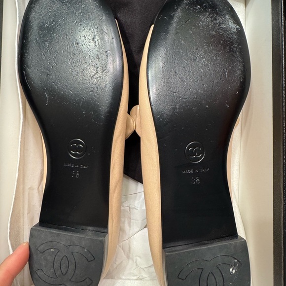 CHANEL Beige and Black Bow Flats - Picture 2 of 5